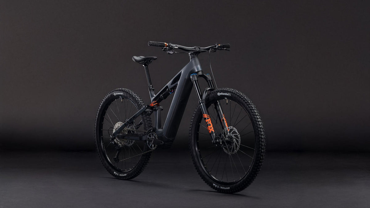 Vélo électrique Cube Stereo Hybrid ONE44 HPC SLX 800 gris et orange, trois-quarts avant
