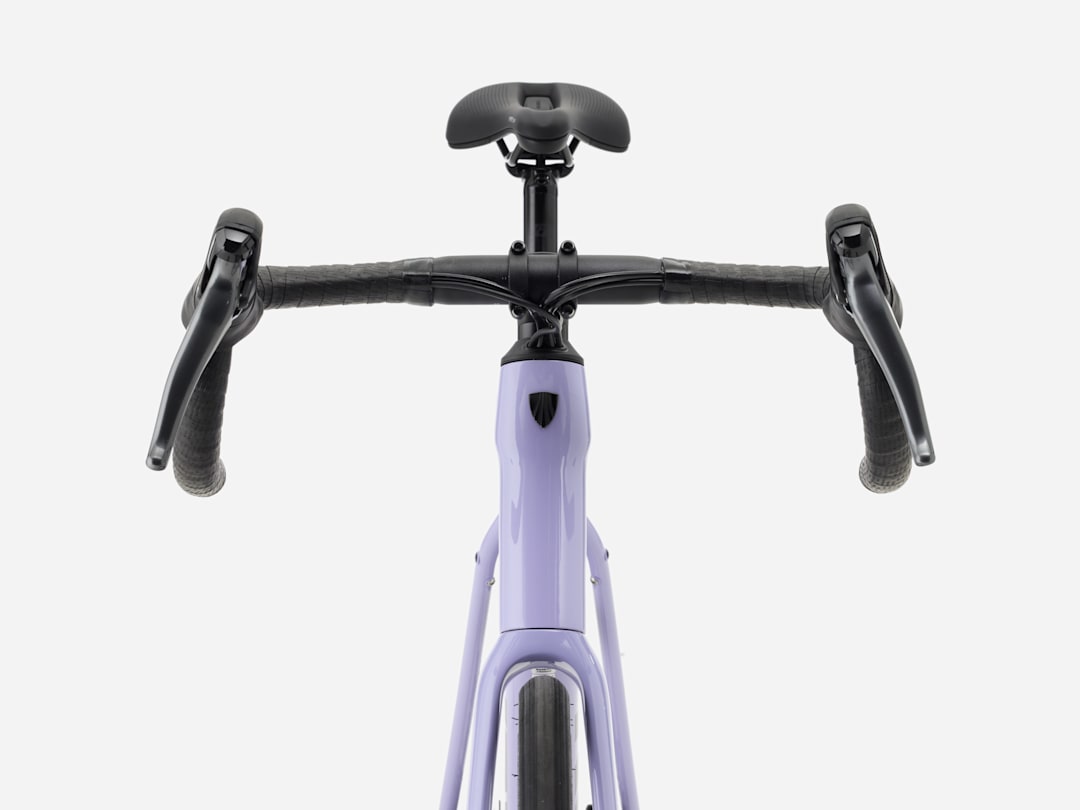 Trek Domane AL 2 Gen 4 2027, cockpit